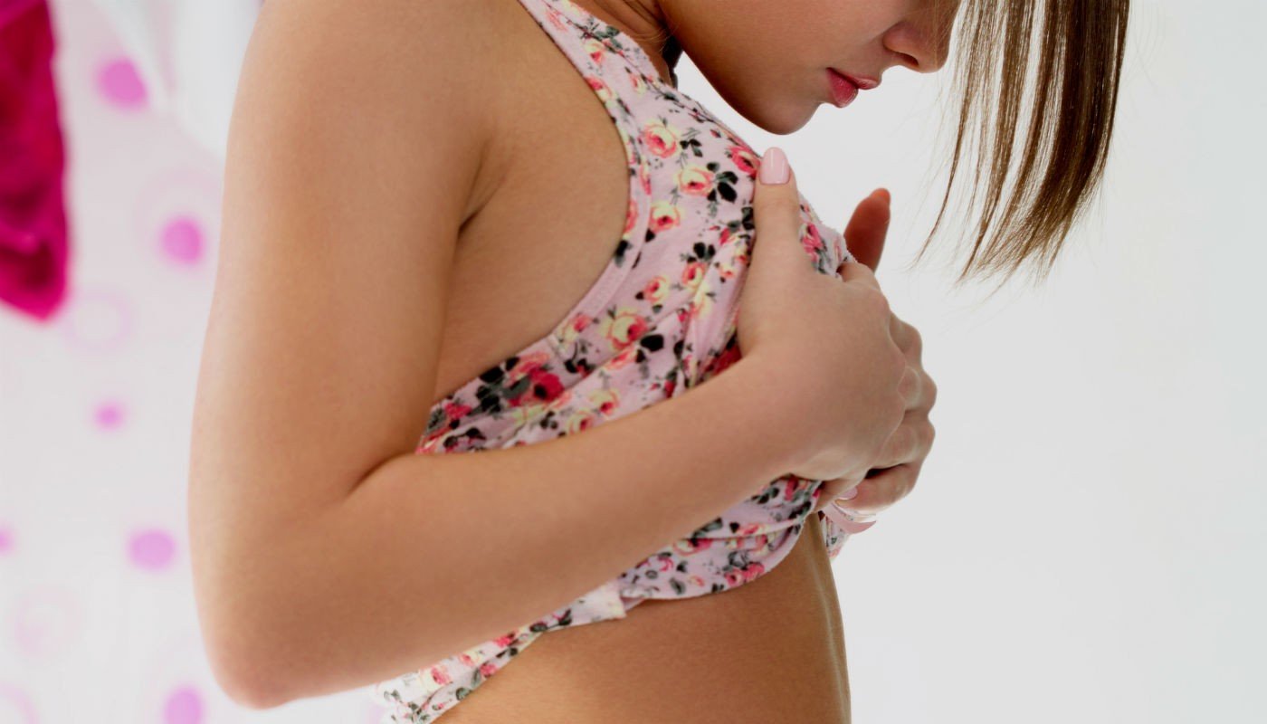 Primeiro sinal da puberdade precoce em meninas é o broto mamário