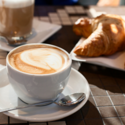 Whey Cup Coffee® é a melhor maneira de começar seu dia. Mais do que um café, o Whey Cup Coffee® é um blend energético e proteico, exclusivamente desenvolvido para aprimorar o desempenho físico e mental. <a href="https://www.instagram.com/reel/CXgv_B6FYdj">@wheycupcoffee</a>